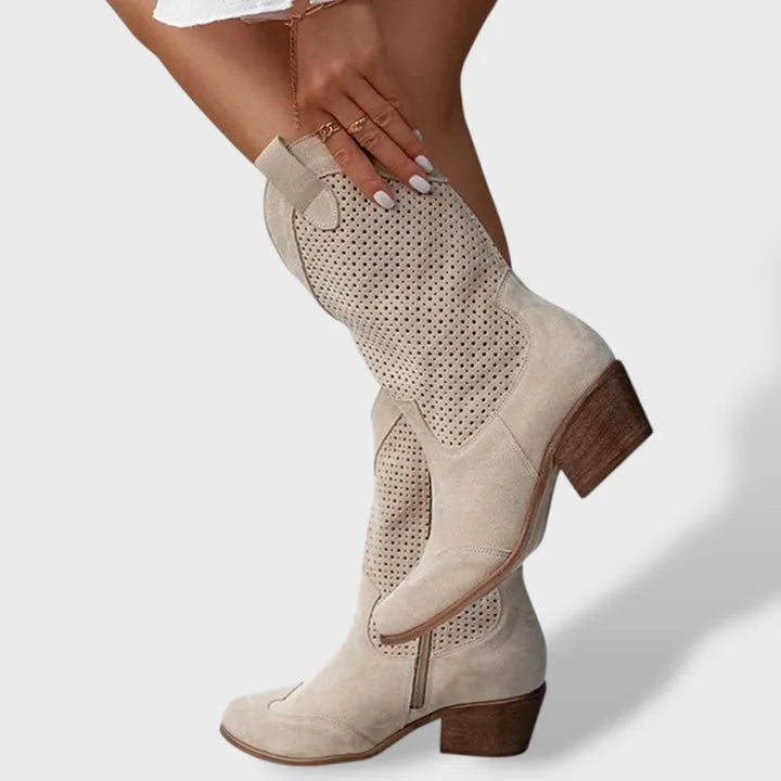 Botas Elegantes Modernas para Mulher com Perfurações