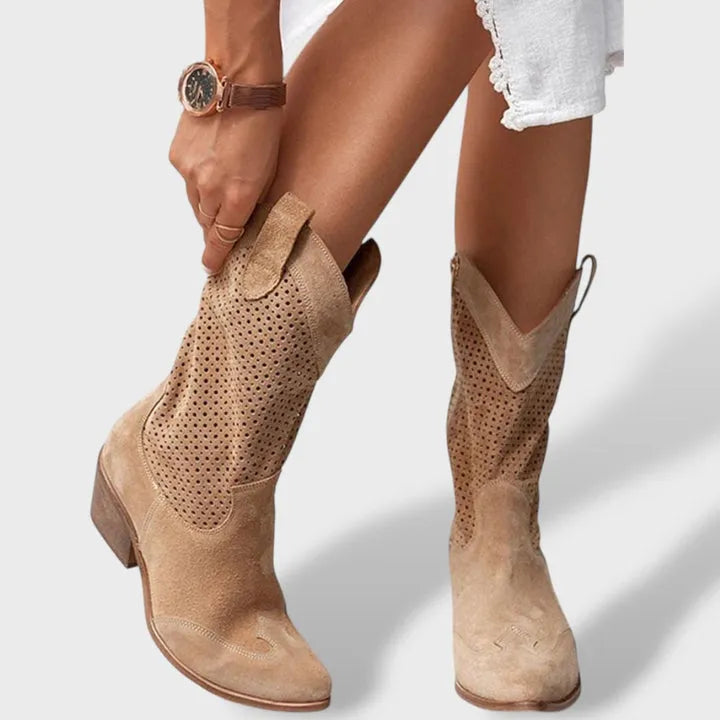 Botas Elegantes Modernas para Mulher com Perfurações